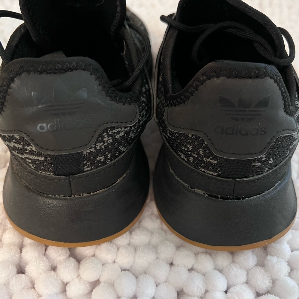 Adida - Picture 4 of 4
